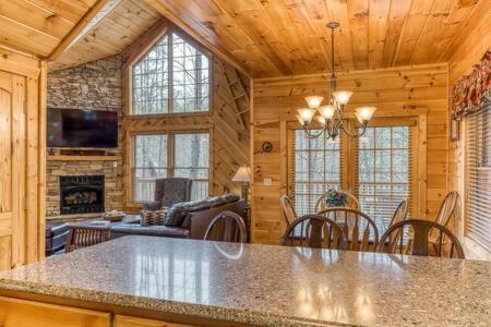 The Great Escape - Min From Parkway With Hot Tub Villa Gatlinburg Dış mekan fotoğraf